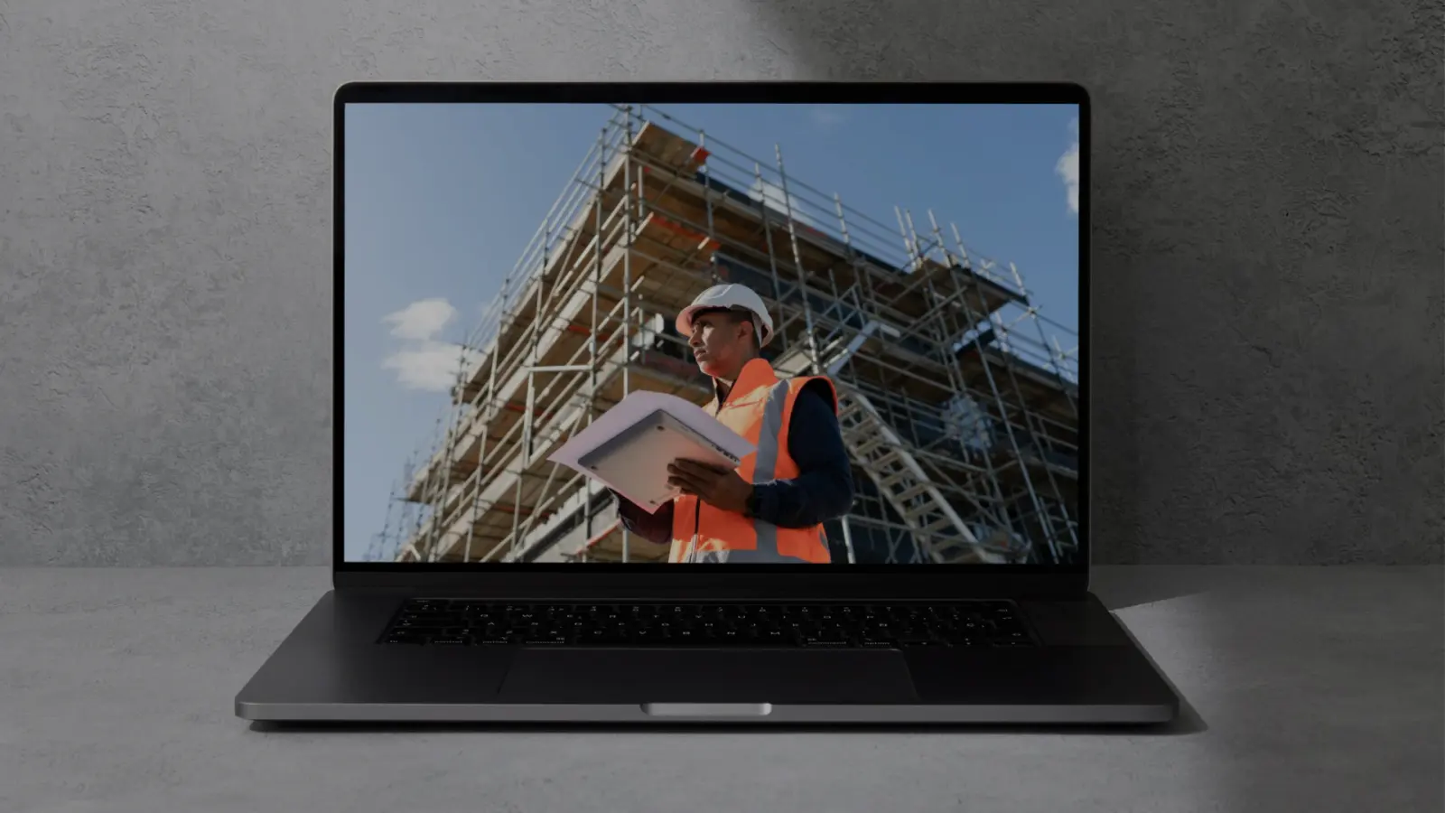 System RCP na laptopie na tle placu budowy