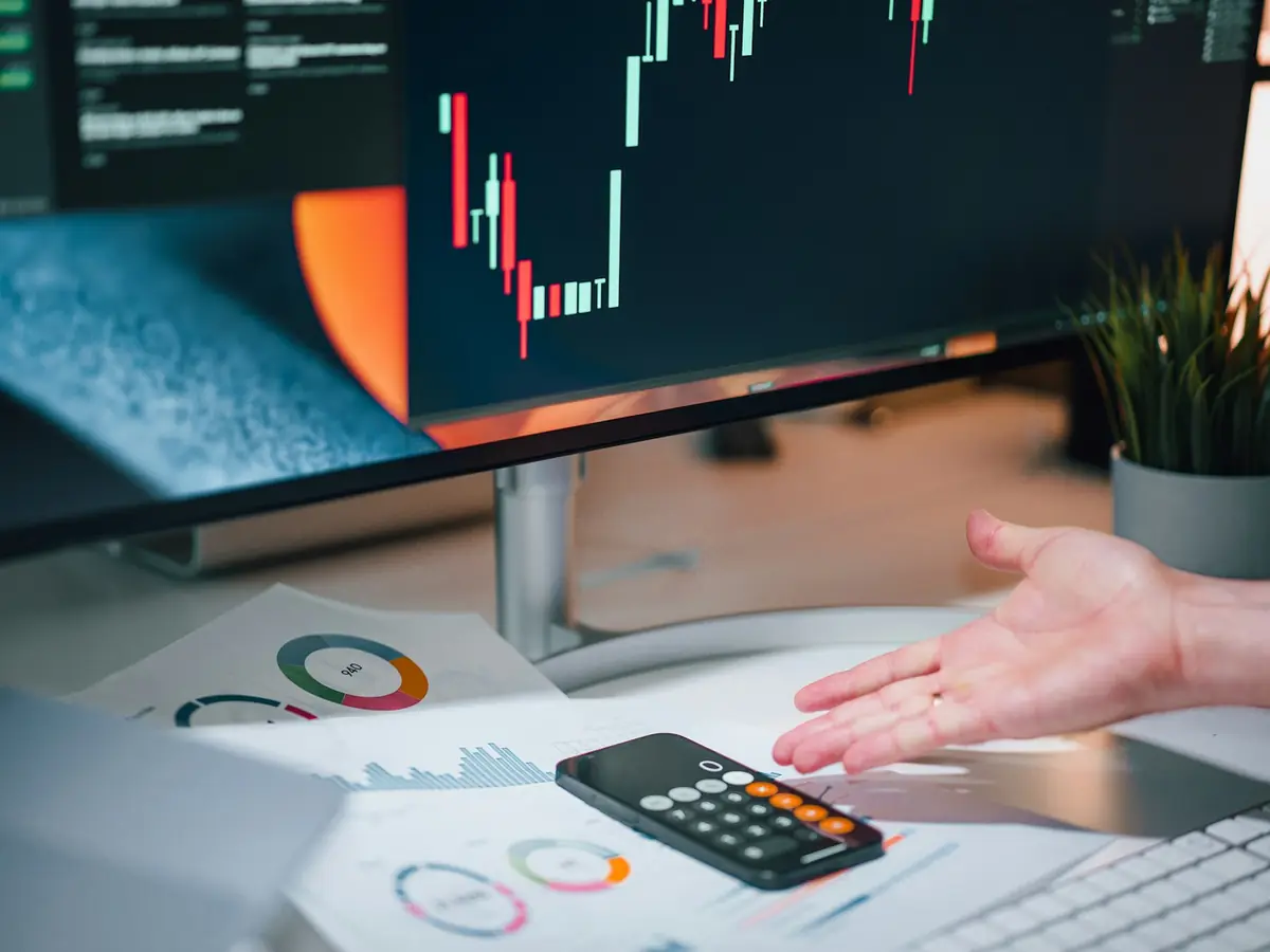 Analiza wyników finansowych - kalkulator, wykresy i monitor z notowaniami