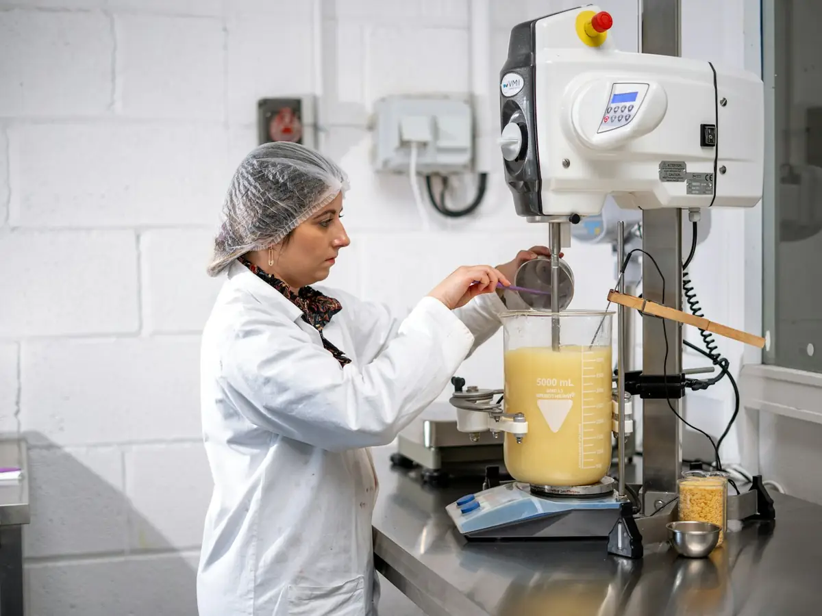 Technolożka w laboratorium kosmetycznym przy mieszalniku