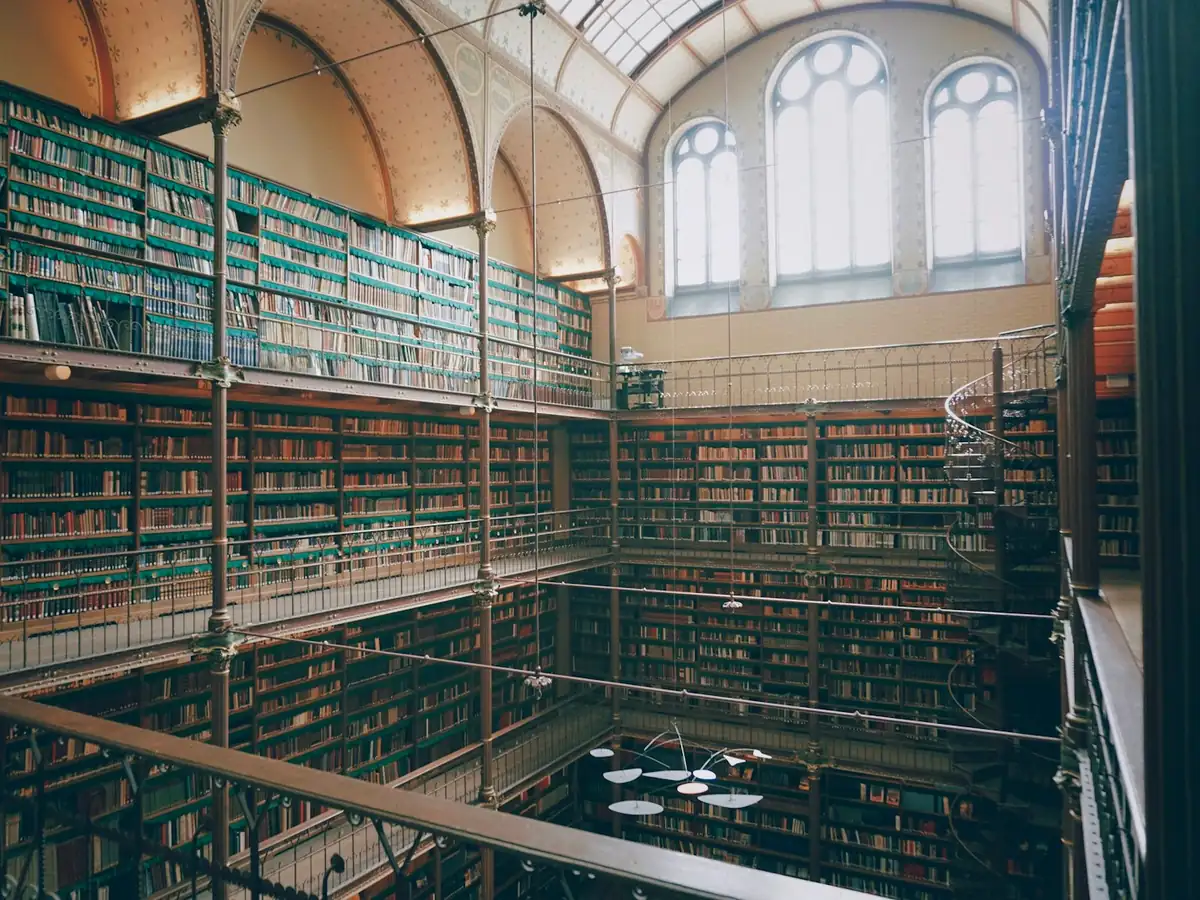 Wnętrze biblioteki naukowej z wielopiętrowymi regałami
