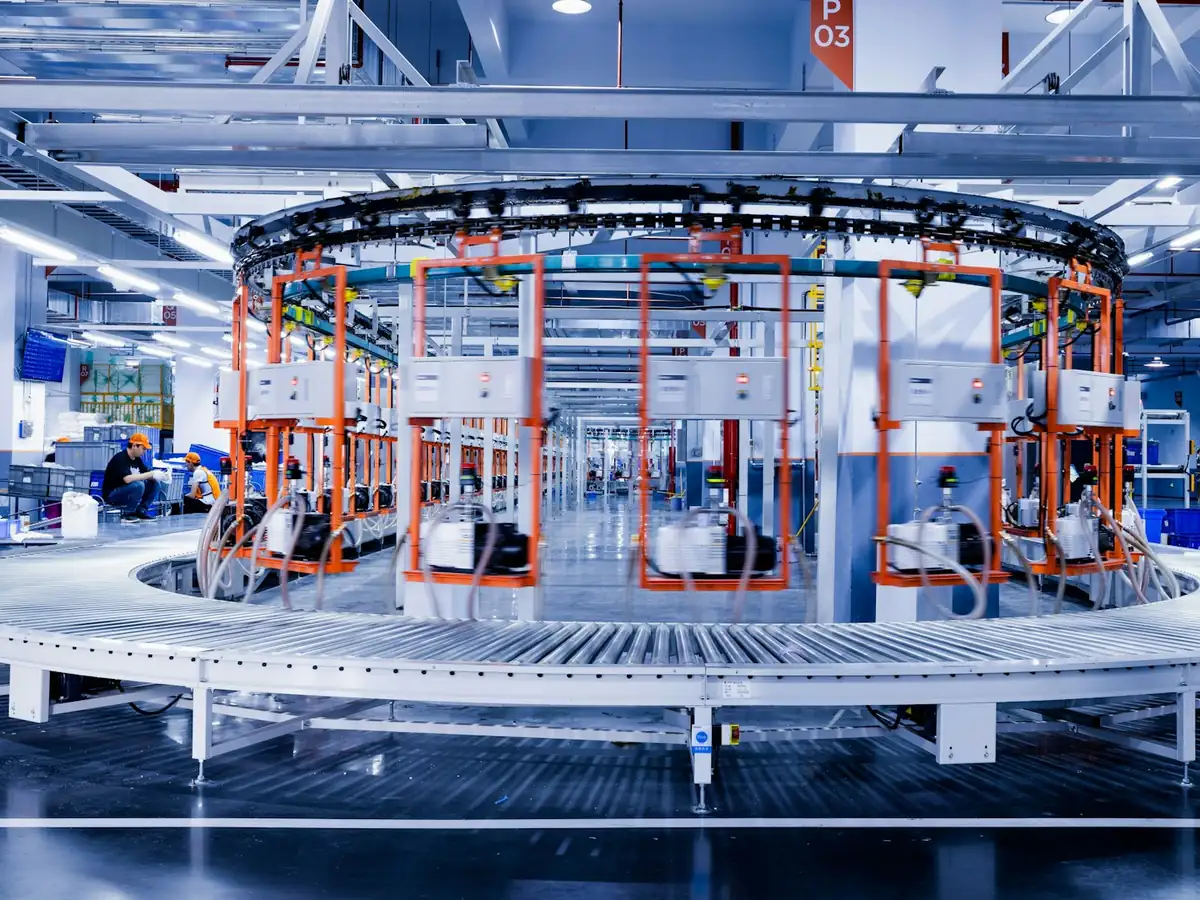 Zautomatyzowana linia produkcyjna z przenośnikiem na hali