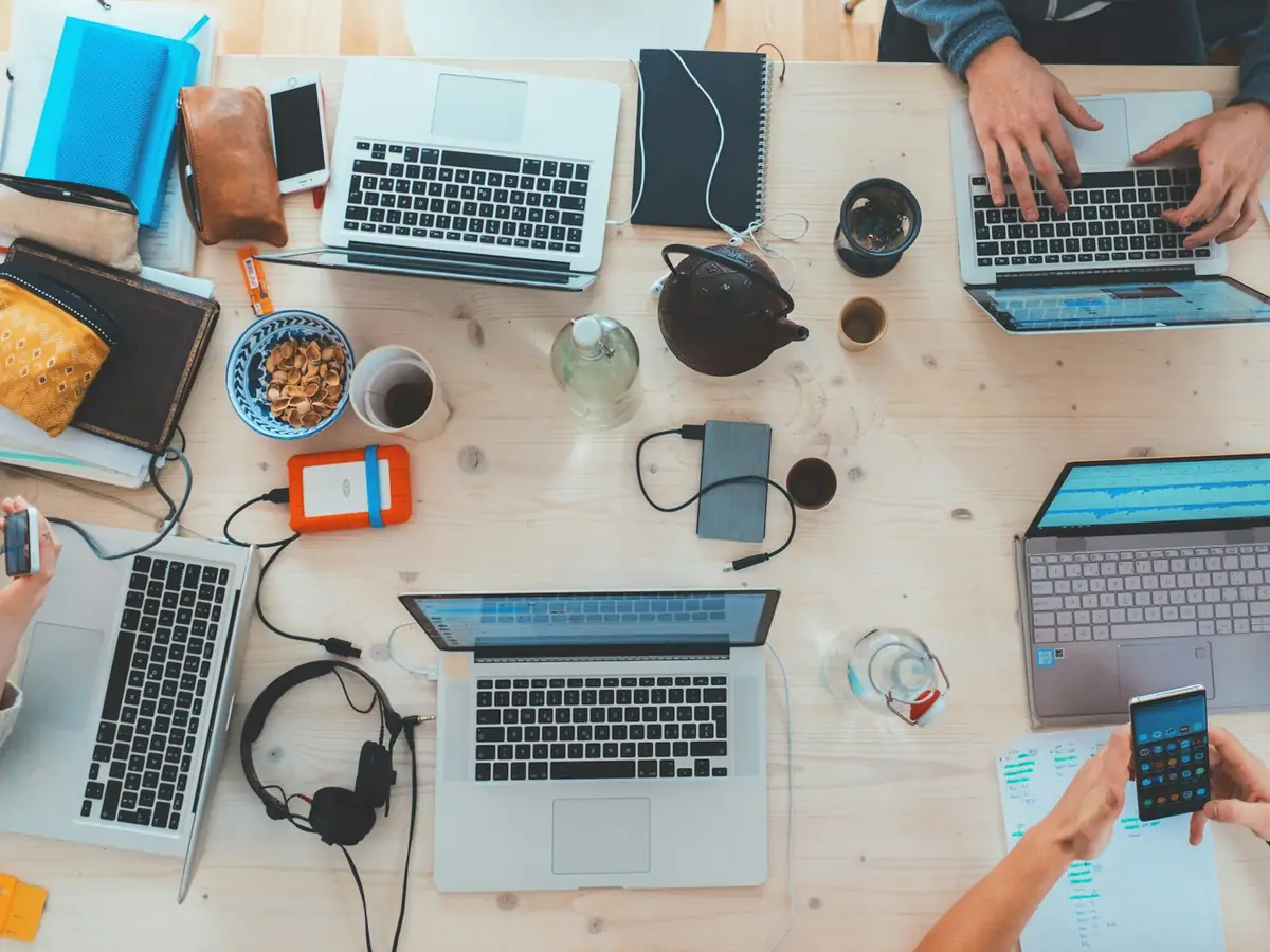 Uczestnicy warsztatów pracują przy laptopach