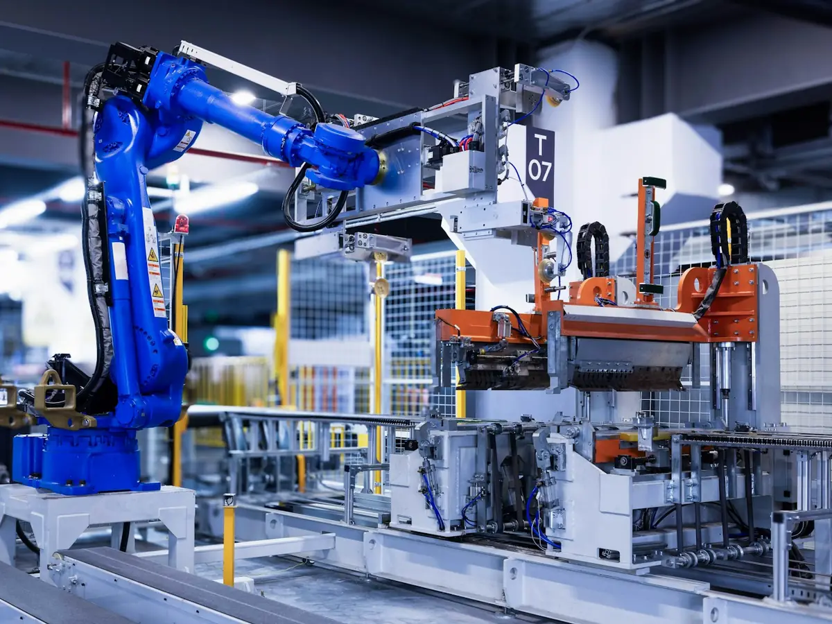 Robot przemysłowy na zautomatyzowanej linii produkcyjnej