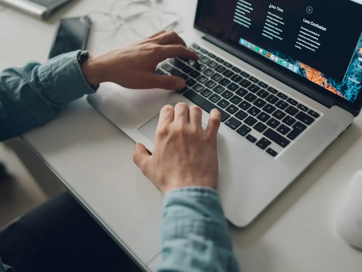 Składanie zamówienia na laptopie